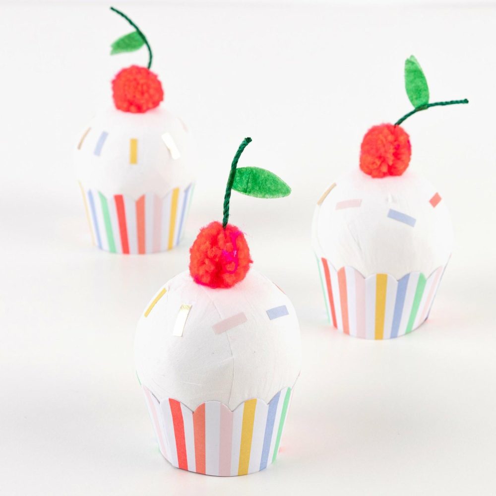 Crackers & Surprise Balls | Cupcake Surprise Balls (X 3) Crackers & Surprise Balls Crackers & Surprise Balls